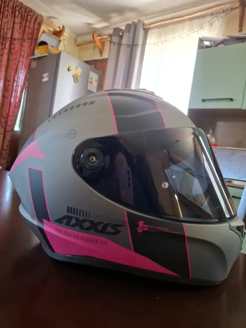 Casco de moto Axxis gris con detalles rosados - 1