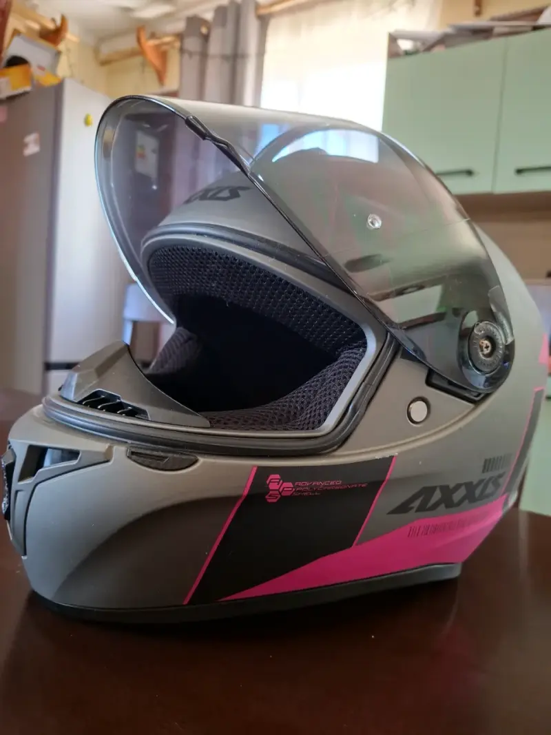 Casco de moto Axxis gris con detalles rosados - 2