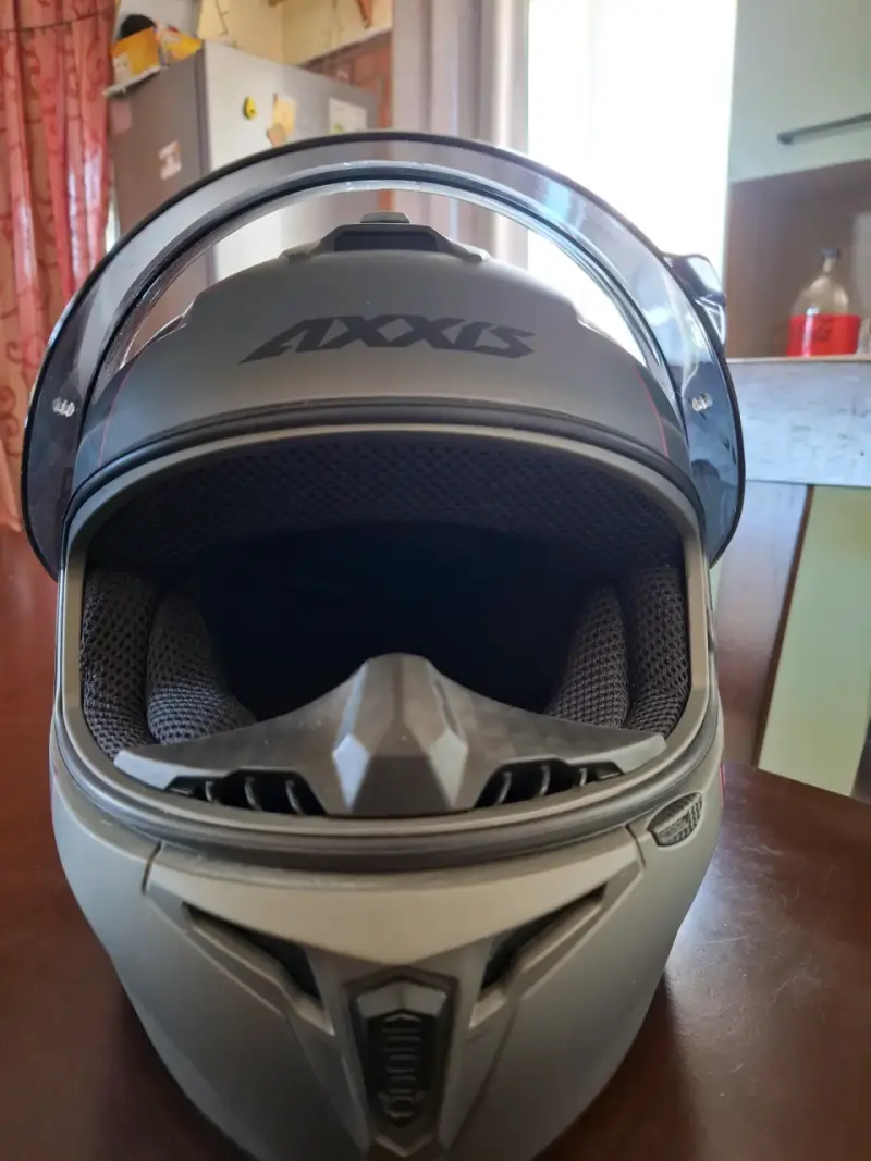 Casco de moto Axxis gris con detalles rosados - 3