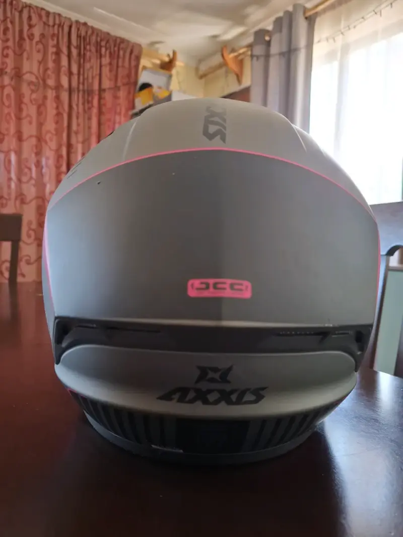 Casco de moto Axxis gris con detalles rosados - 4