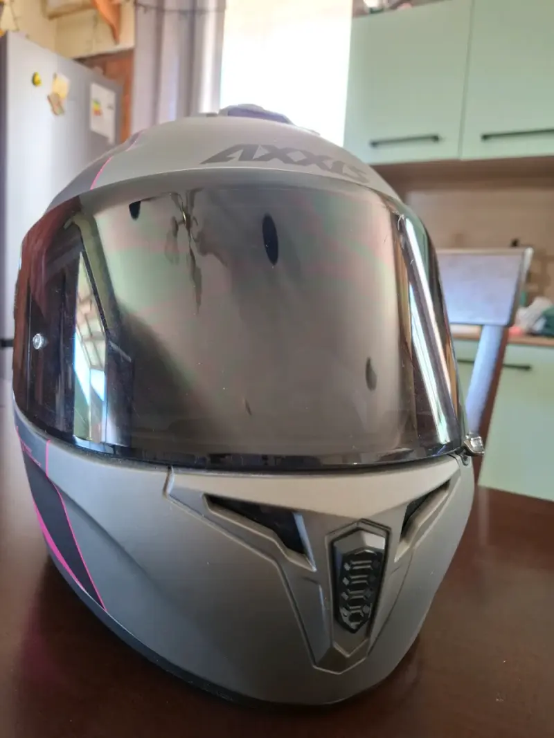 Casco de moto Axxis gris con detalles rosados - 6