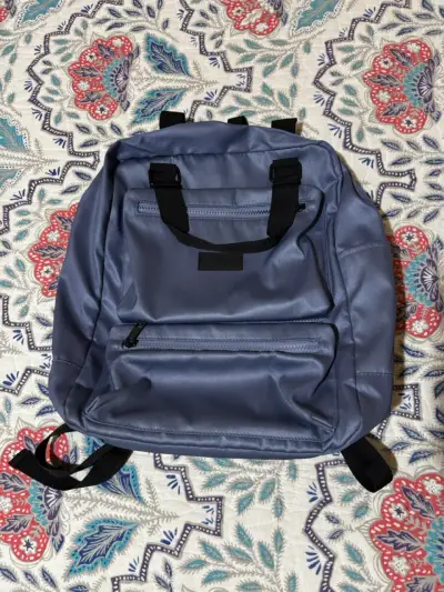 Mochila azul  con múltiples compartimentos - miniatura 1