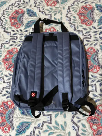 Mochila azul  con múltiples compartimentos - miniatura 2