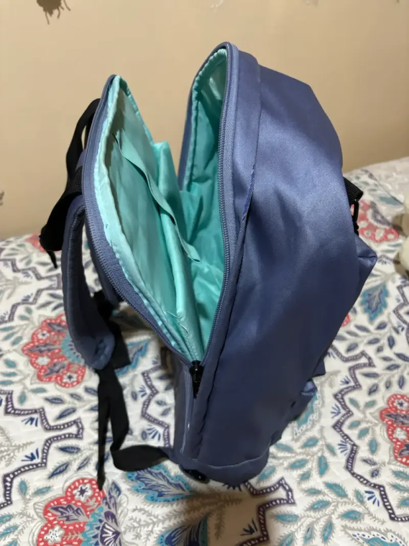 Mochila azul  con múltiples compartimentos - 3