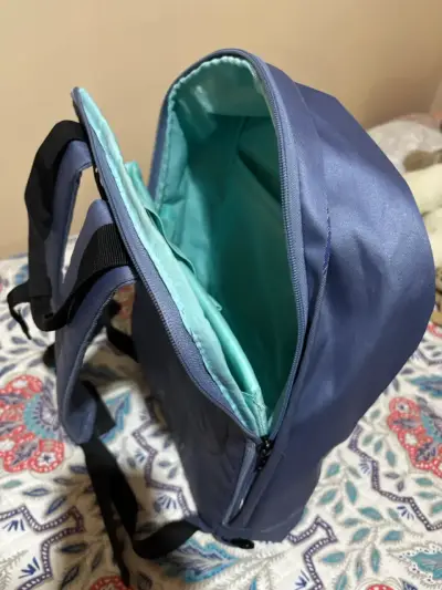 Mochila azul  con múltiples compartimentos - miniatura 4