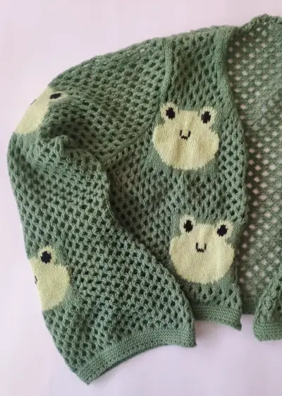 Cardigan tejido verde con diseño de ranas - miniatura 2