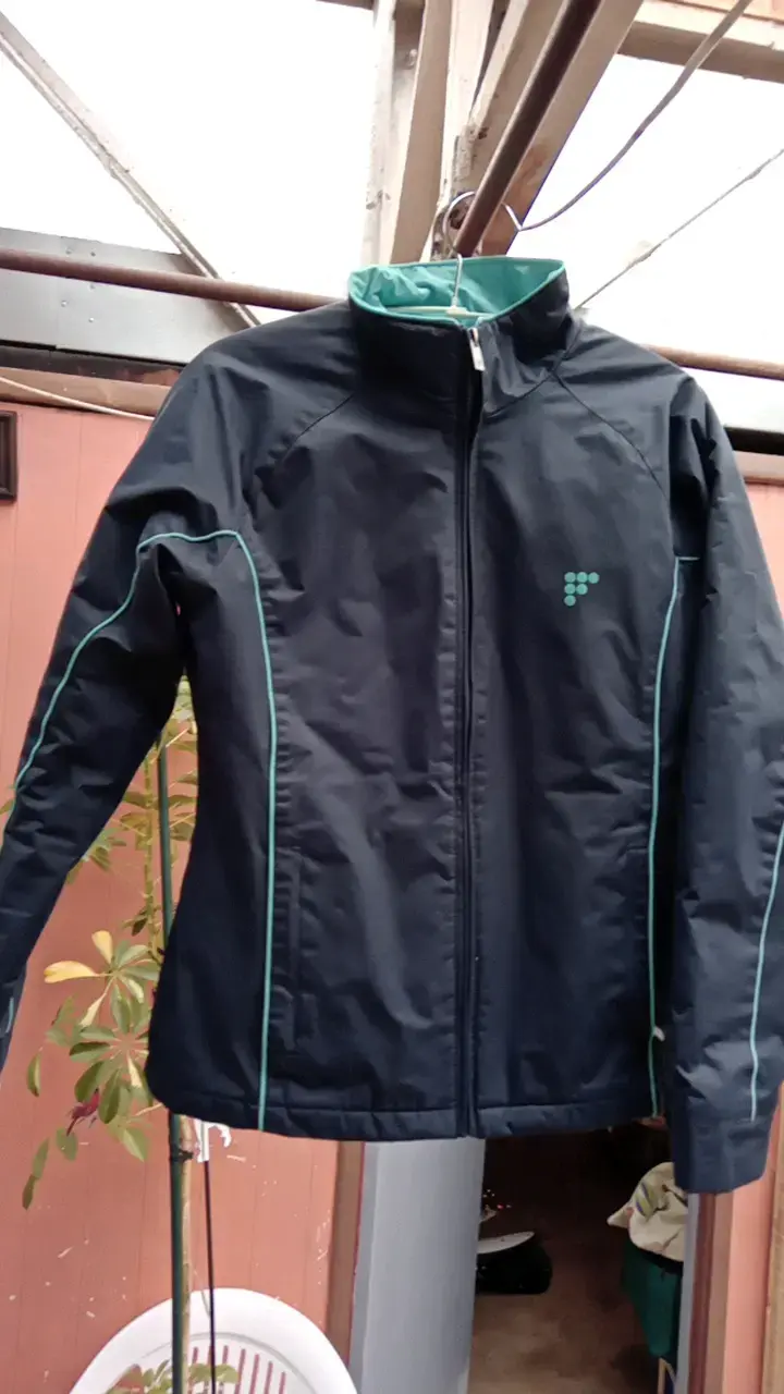 Chaqueta deportiva ploma con detalles verdes agua. - 2
