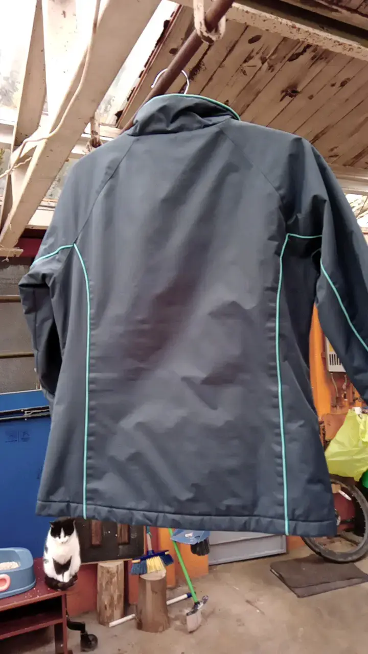 Chaqueta deportiva ploma con detalles verdes agua. - 3