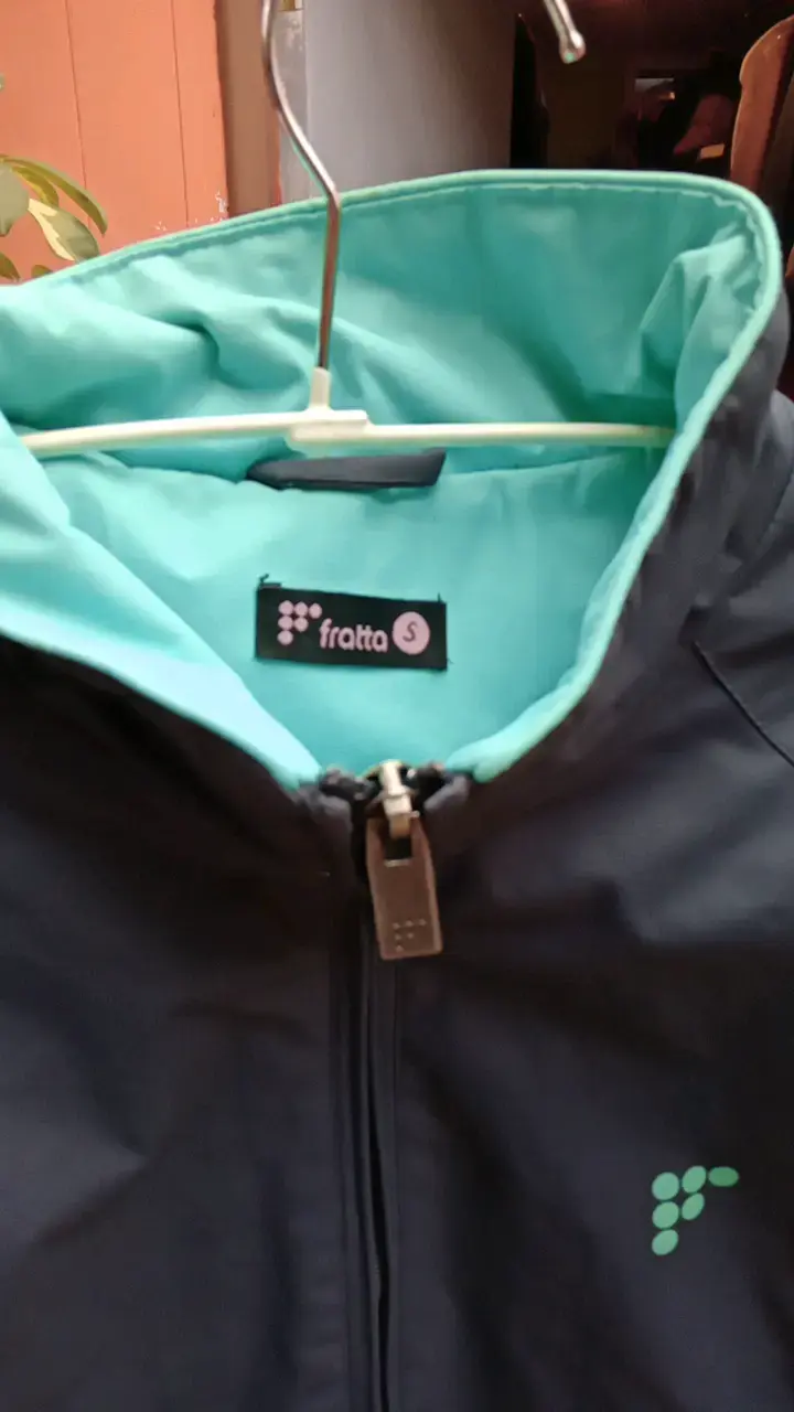 Chaqueta deportiva ploma con detalles verdes agua. - 4