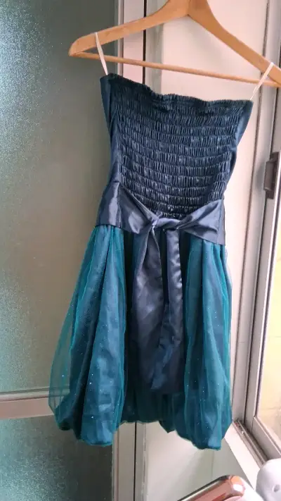 Vestido de fiesta corto azul con brillo - miniatura 2