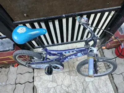 Bicicleta infantil Avengers azul con diseño - miniatura 1