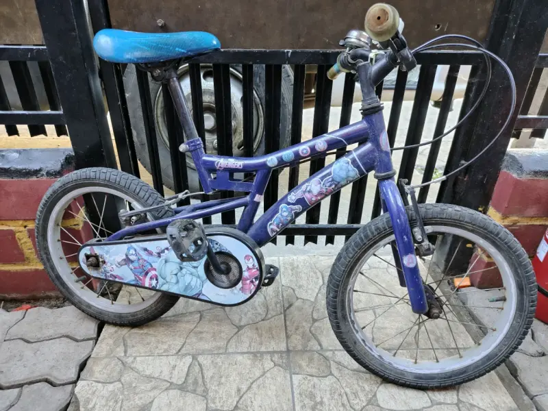 Bicicleta infantil Avengers azul con diseño - 2