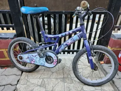 Bicicleta infantil Avengers azul con diseño - miniatura 2