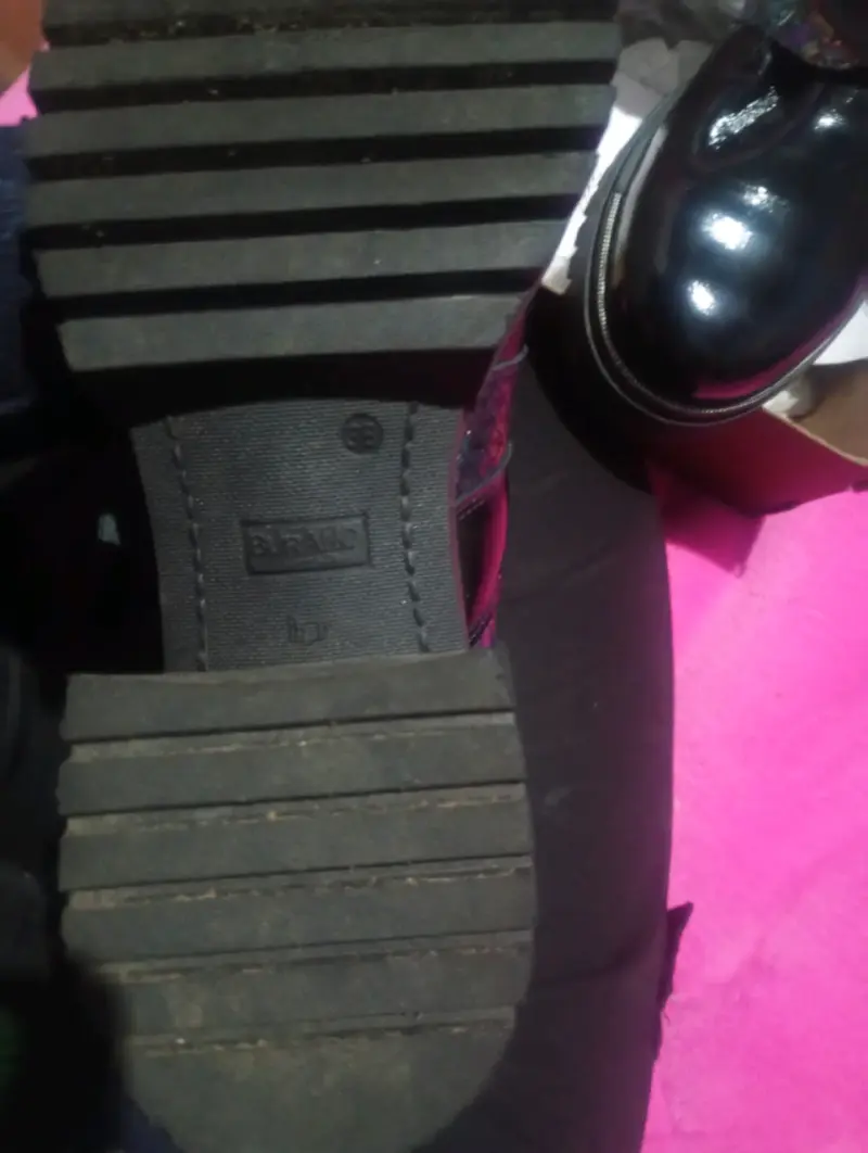 Zapatos de charol negro con hebilla Birano - 4