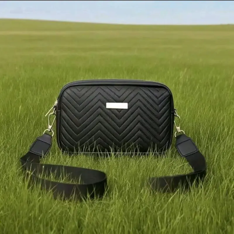 Cartera negra con diseño acolchado