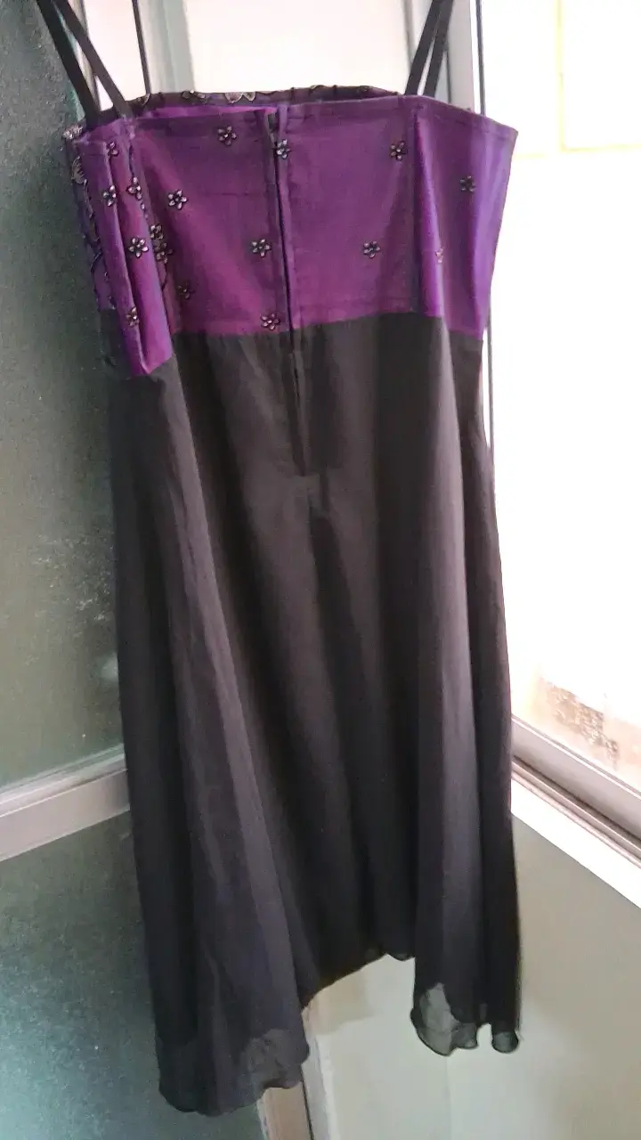 Vestido de fiesta negro y morado con bordado floral - 2