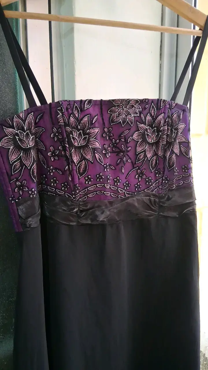 Vestido de fiesta negro y morado con bordado floral - 3