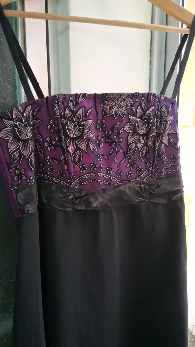 Vestido de fiesta negro y morado con bordado floral - miniatura 3