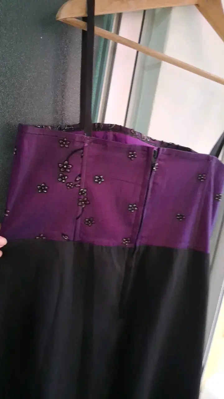 Vestido de fiesta negro y morado con bordado floral - 4