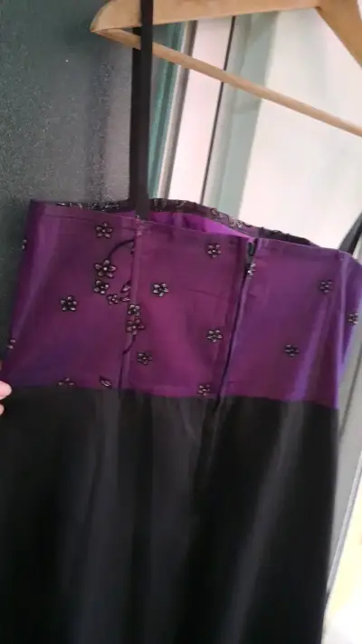 Vestido de fiesta negro y morado con bordado floral - miniatura 4