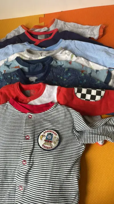 Lote 11 Pijamas de bebé 3-6- 9 meses - miniatura 1