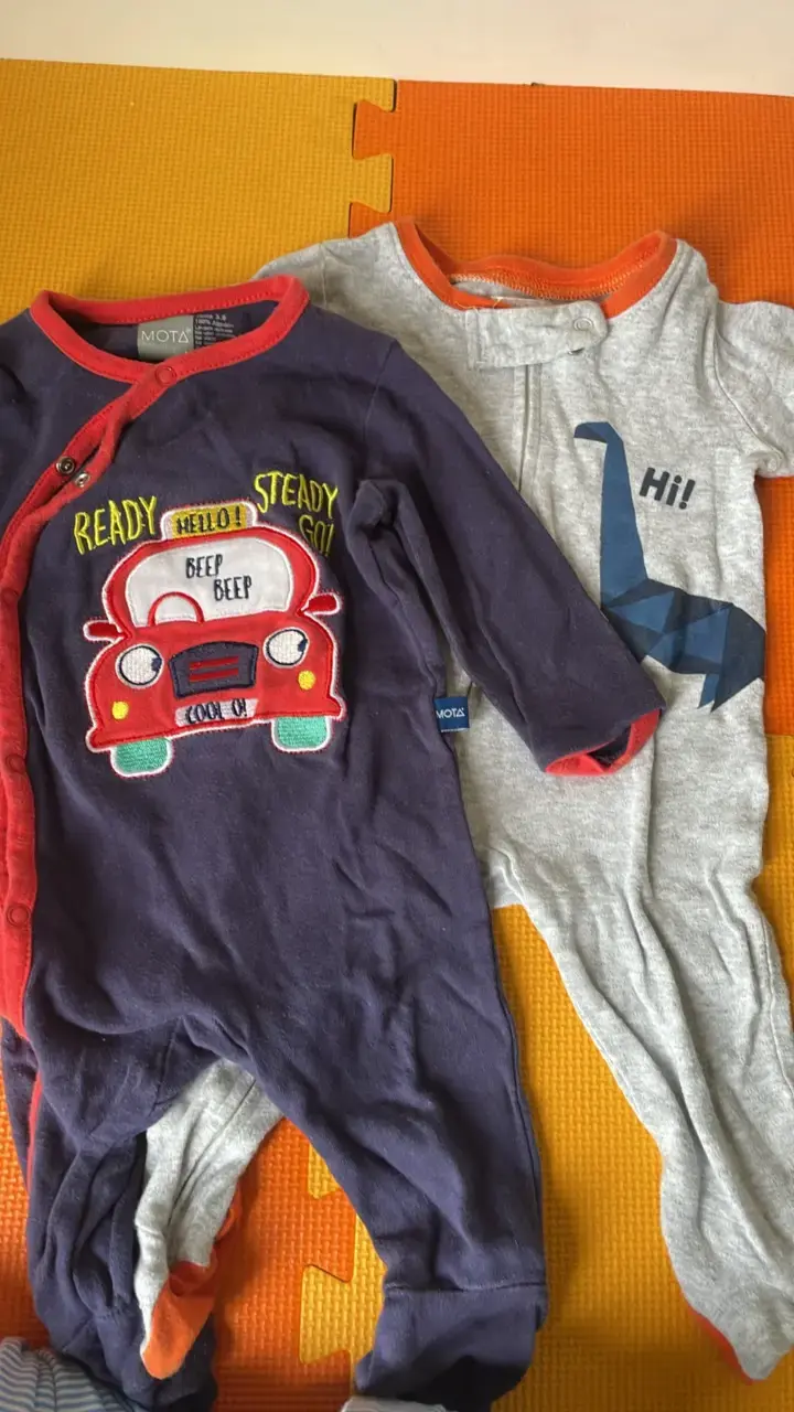 Lote 11 Pijamas de bebé 3-6- 9 meses - 2