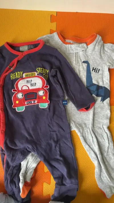 Lote 11 Pijamas de bebé 3-6- 9 meses - miniatura 2