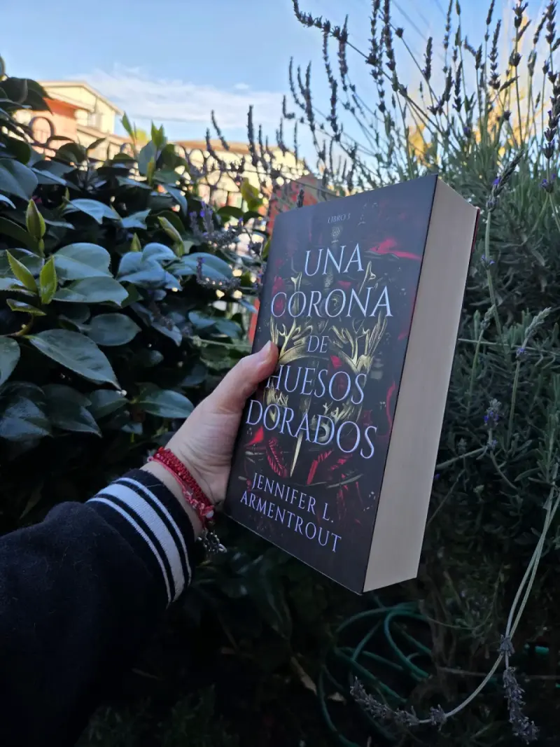 Libro 'Una Corona de Huesos Dorados' de Jennifer L. Armentrout - 2