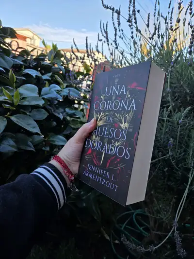 Libro 'Una Corona de Huesos Dorados' de Jennifer L. Armentrout - miniatura 2