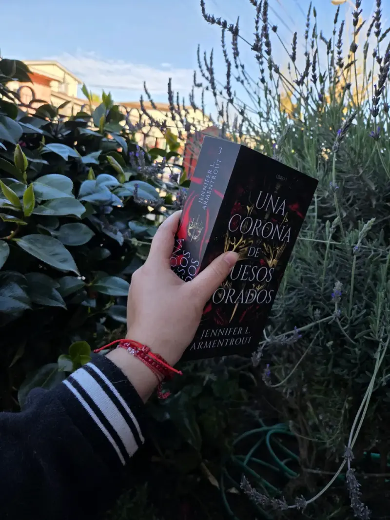 Libro 'Una Corona de Huesos Dorados' de Jennifer L. Armentrout - 3