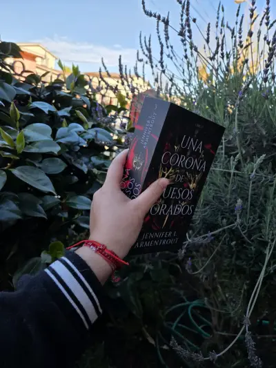 Libro 'Una Corona de Huesos Dorados' de Jennifer L. Armentrout - miniatura 3