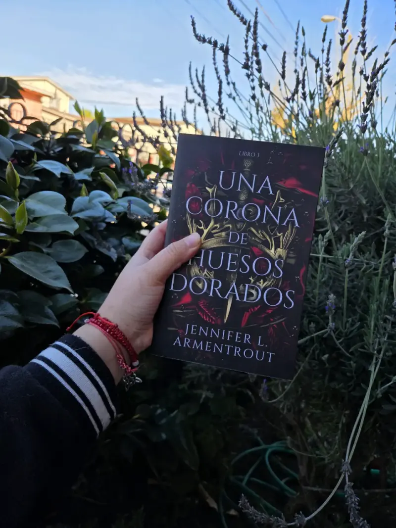 Libro 'Una Corona de Huesos Dorados' de Jennifer L. Armentrout - 4