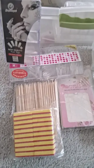 Kit de uñas postizas con tips y accesorios - miniatura 1