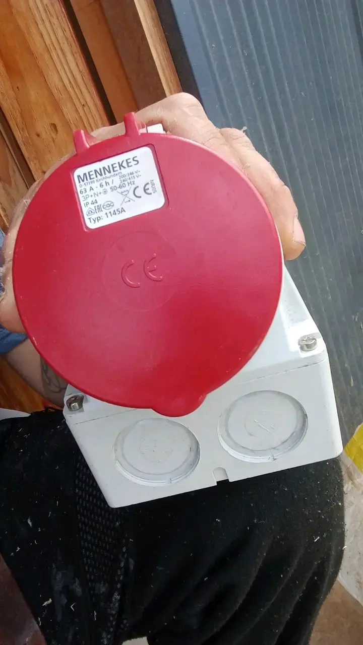 Enchufe industrial Mennekes 63A 3P+N+T - 1