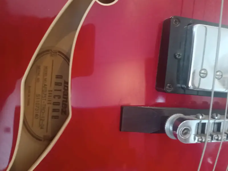 Guitarra eléctrica Ibanez roja con amplificador Vox - 1