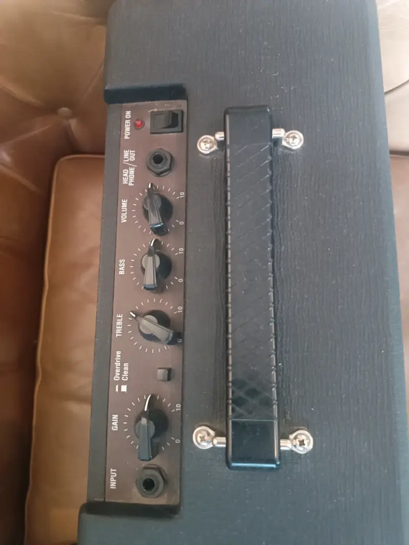 Guitarra eléctrica Ibanez roja con amplificador Vox - 3