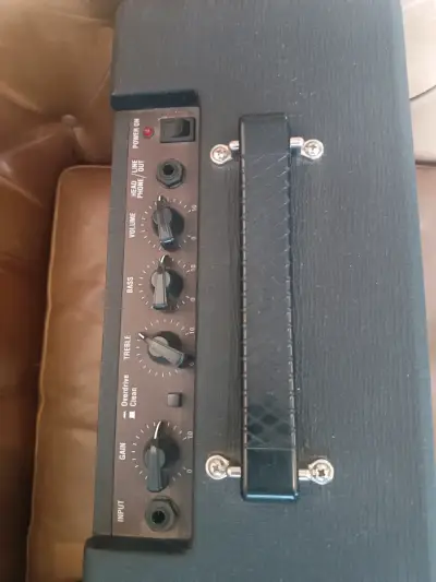 Guitarra eléctrica Ibanez roja con amplificador Vox - miniatura 3