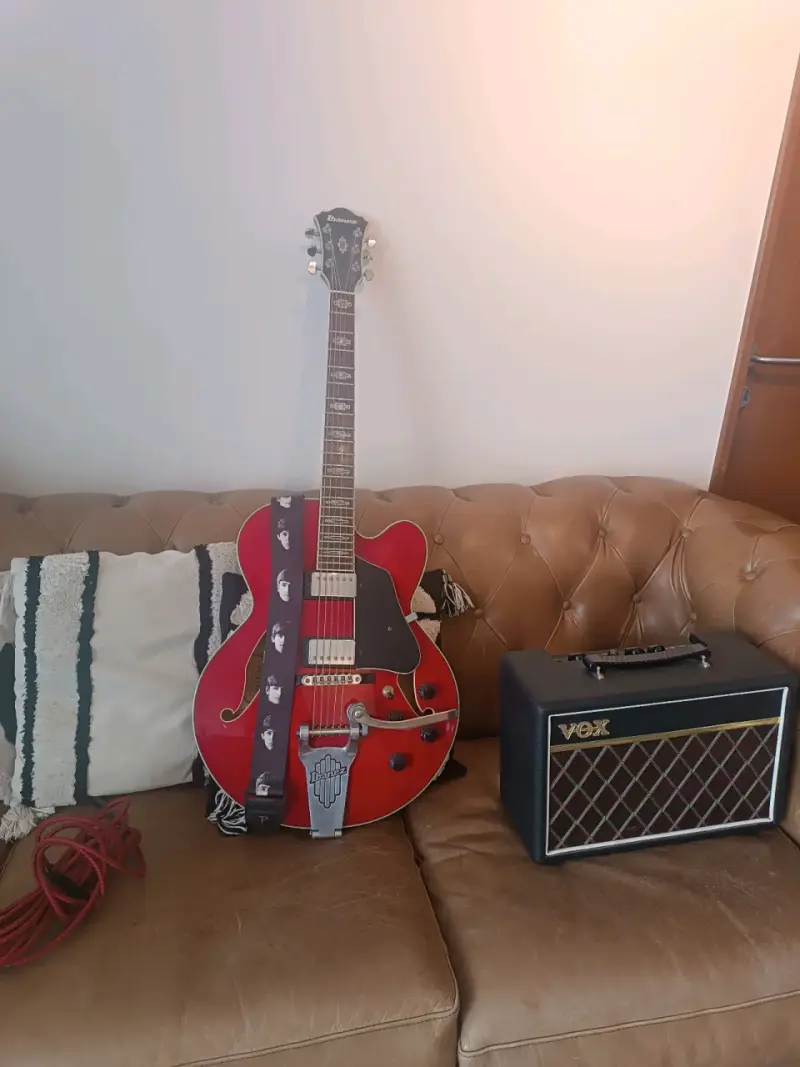 Guitarra eléctrica Ibanez roja con amplificador Vox - 4