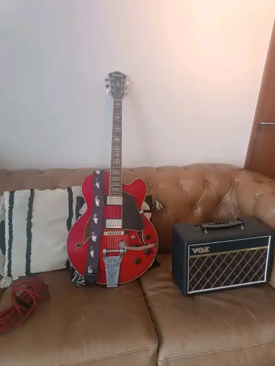 Guitarra eléctrica Ibanez roja con amplificador Vox - miniatura 4