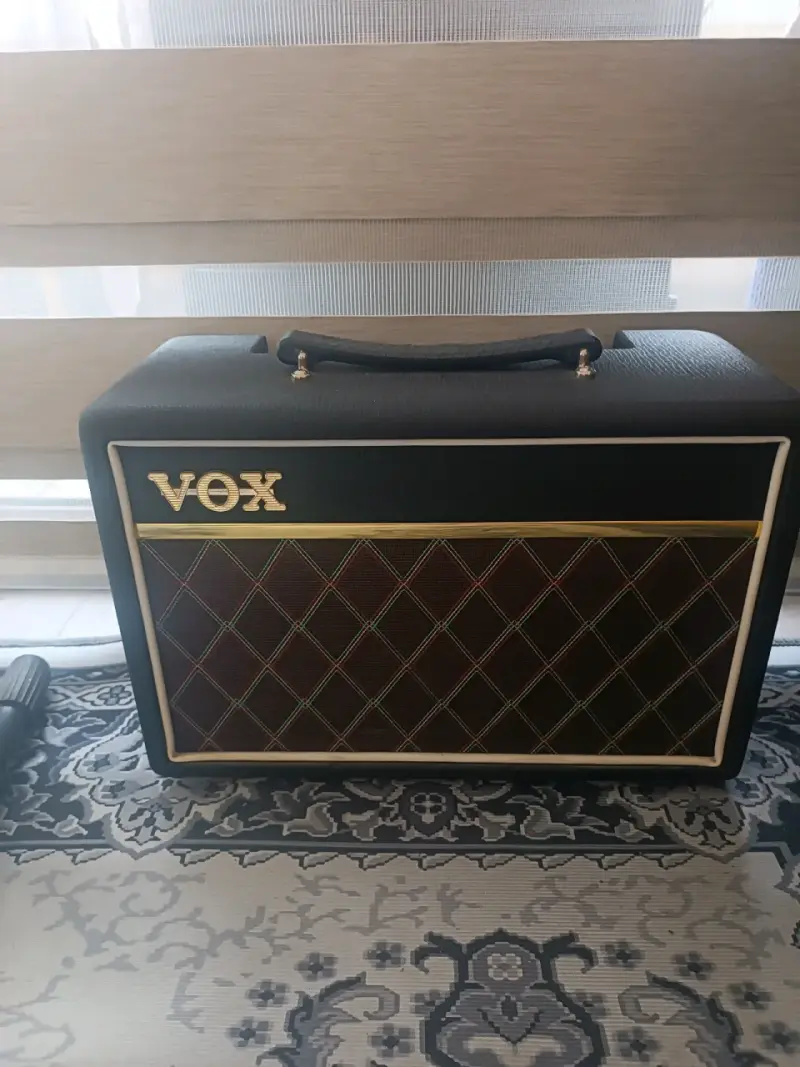 Guitarra eléctrica Ibanez roja con amplificador Vox - 6