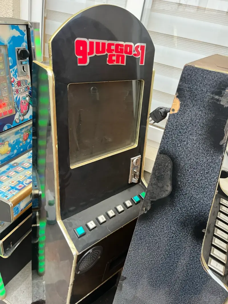 Máquina tragamonedas temática egipcia usada - 3