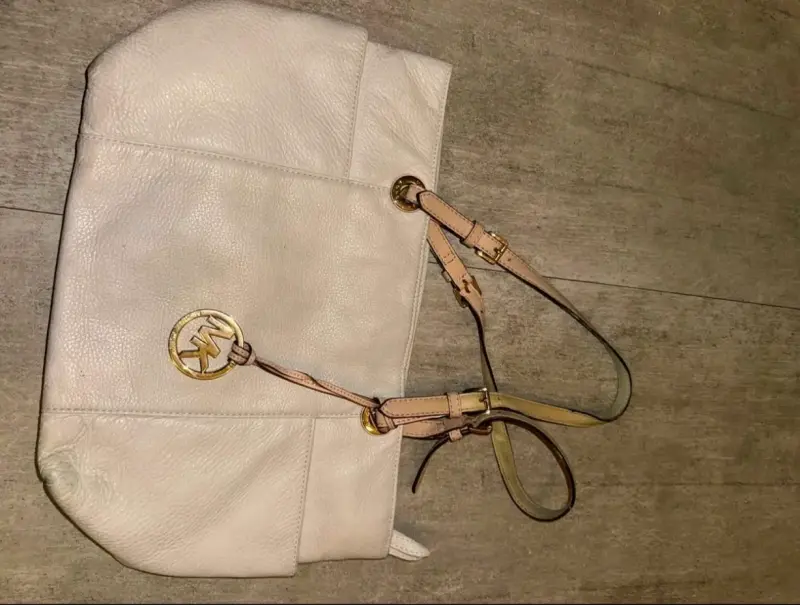 Bolso de cuero beige con logo dorado - 2