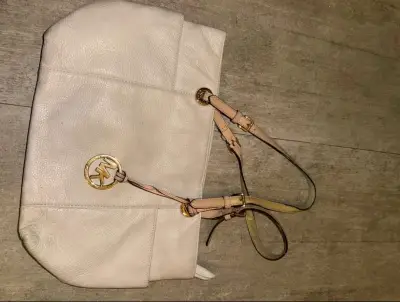 Bolso de cuero beige con logo dorado - miniatura 2