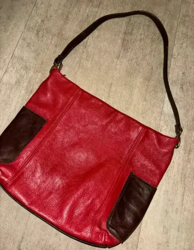 Bolso de cuero rojo con detalles marrones - miniatura 2