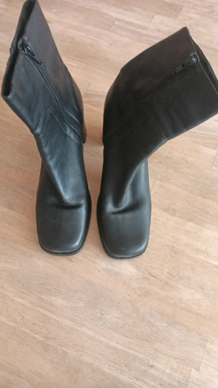 Botines de cuero negro con tacón alto - 1
