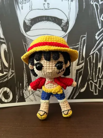 Muñeco amigurumi de Luffy de One Piece - miniatura 1