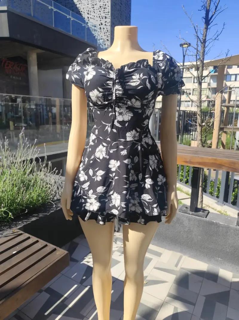 Vestido corto floral negro y blanco