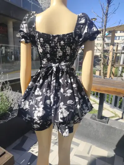 Vestido corto floral negro y blanco - miniatura 2