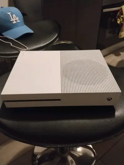 Consola Xbox One S con control y cargador - miniatura 1