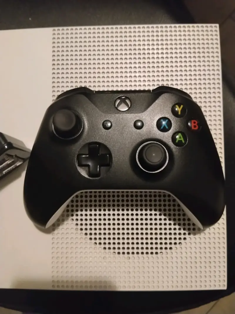 Consola Xbox One S con control y cargador - 3